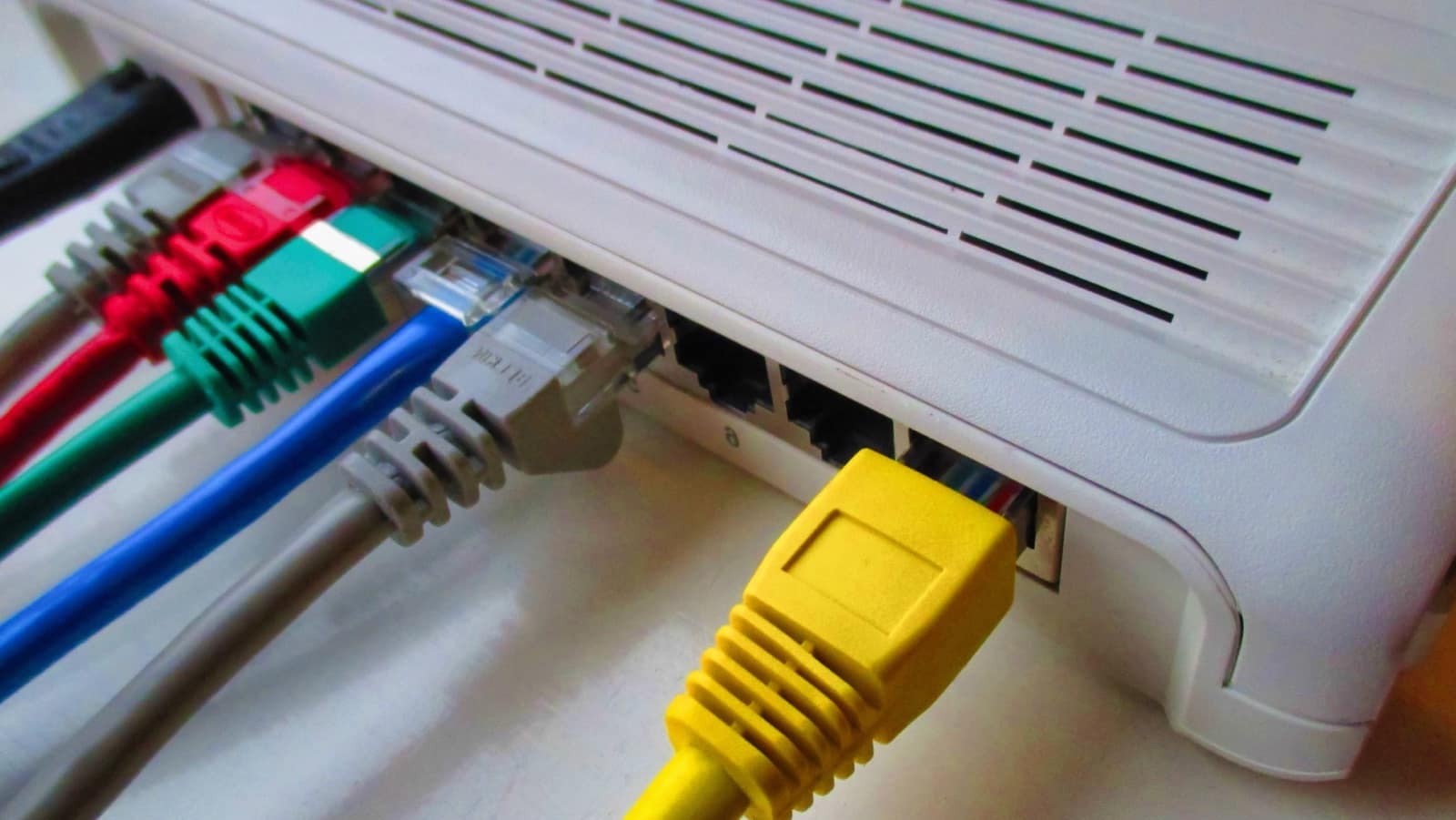router con cables de red conectados